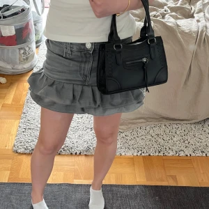 Grå volangkjol i jeans - Säljer min sååå fina grå jeanskjol med volangkant, som jag sytt själv. Säljer då jag sytt flera stycken. Perfekt för dig som gillar en trendig stil. Storlek 158 men passar mig som har xs eller s i vanliga fall, skulle dock säga att denna är i storlek s. Hör av dig om du har några frågor! Följ även gärna då jag snart kommer lägga ut liknande kjolar!💓💞