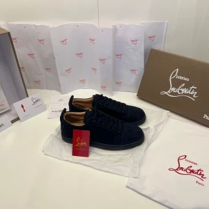 Blekblå Louboutin, storlek 42 - Helt nytt skick skriv om du vill få reda på nån annan info eller mer bilder