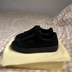 Axel Arigato laceless 41 - Axel Arigato all black laceless. Storlek 41. Mycket bra skick, släppt lite i sömnen på högerskon. Nypris 2550, kvitto finns
