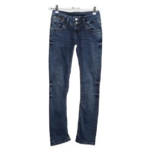 Ltb jeans  - Ltb jeans i moddel Falcon dom är utsydda bootcut skriver för bilder dom är storlek w26