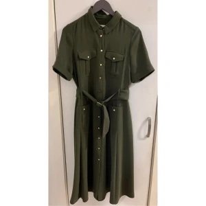 Sezane kläning  - Fin sommar kläning från Sezane. Säljer efter som den inte passar :(