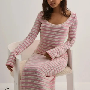 Rosa och vit randig stickad långkjol med matchande tröjor  - Säljer en lång stickad kjol med rosa och vita ränder. Kjolen har en rak passform och är mjuk och bekväm, perfekt för dig som gillar en avslappnad men ändå trendig stil. Har en matchande tröja till. Det är storlek S, och säljs tillsammans. Varan är oanvänd bar testad😊