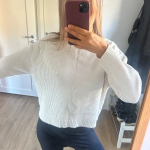 Vit ribbad stickad tröja - Säljer en vit ribbad stickad tröja med lång ärm och rund hals. Lite för liten för mig, så passar till någon som är kortare än mig, jag är 170. 