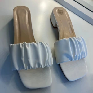 Vita sandaler / klackskor - Helt nya klackar / sandaler i strl 40. Tyvärr aldrig kommit till användning så i nyskick.