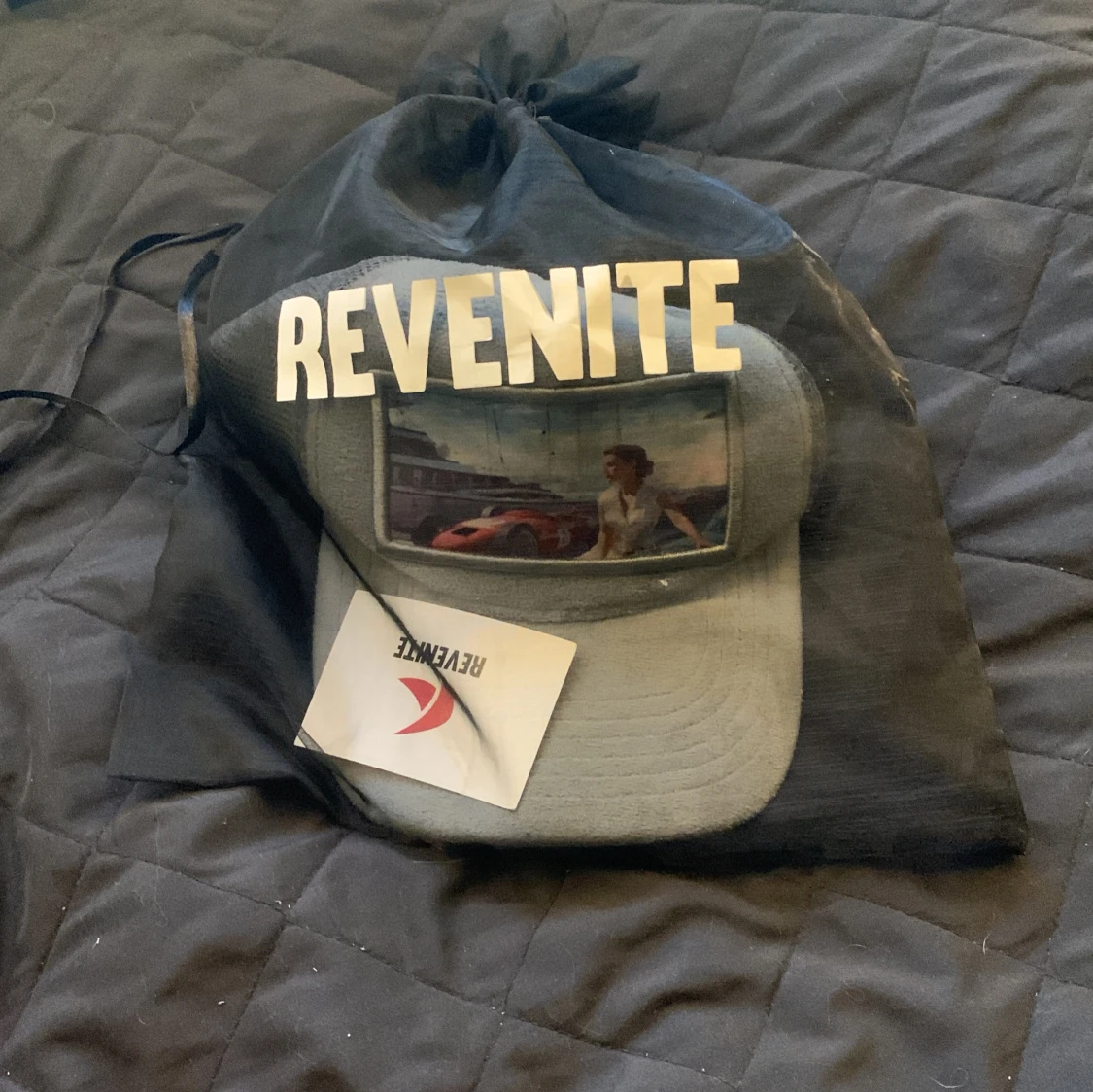 Grå keps från Revenite med bildmotiv