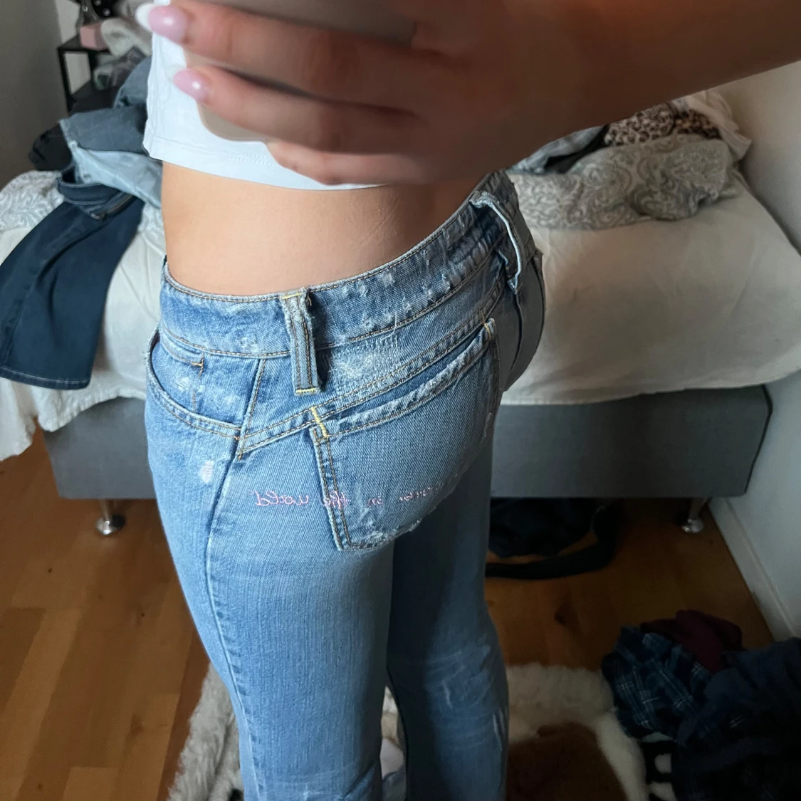 Blå jeans med slitningar  - 4