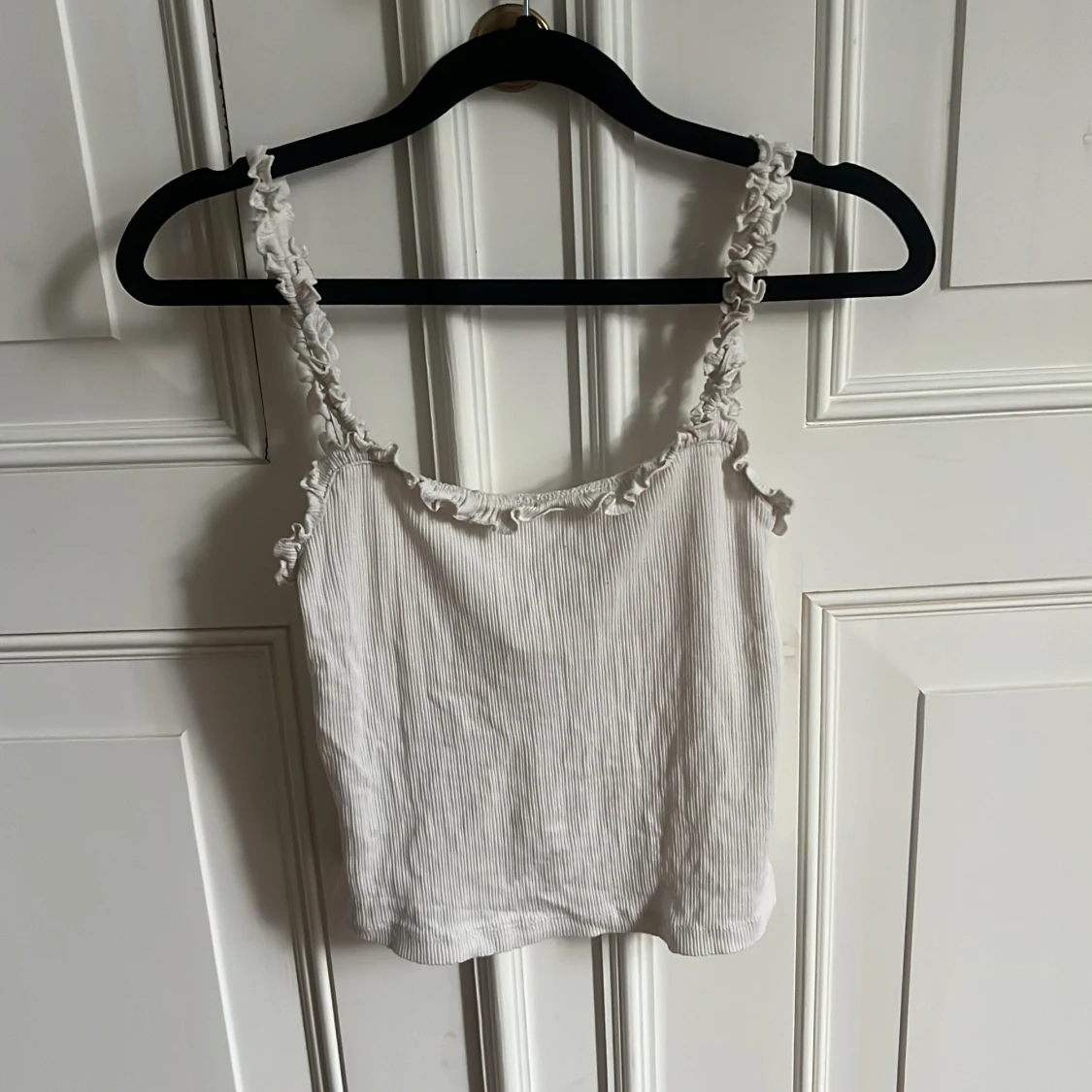 Vit croppat linne med volangdetaljer