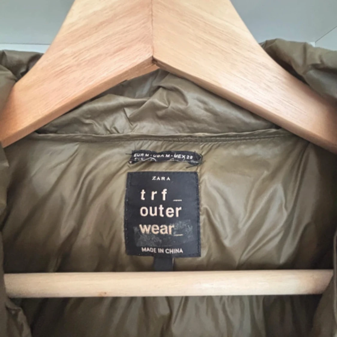 Olivgrön pufferjacka från Zara - 3