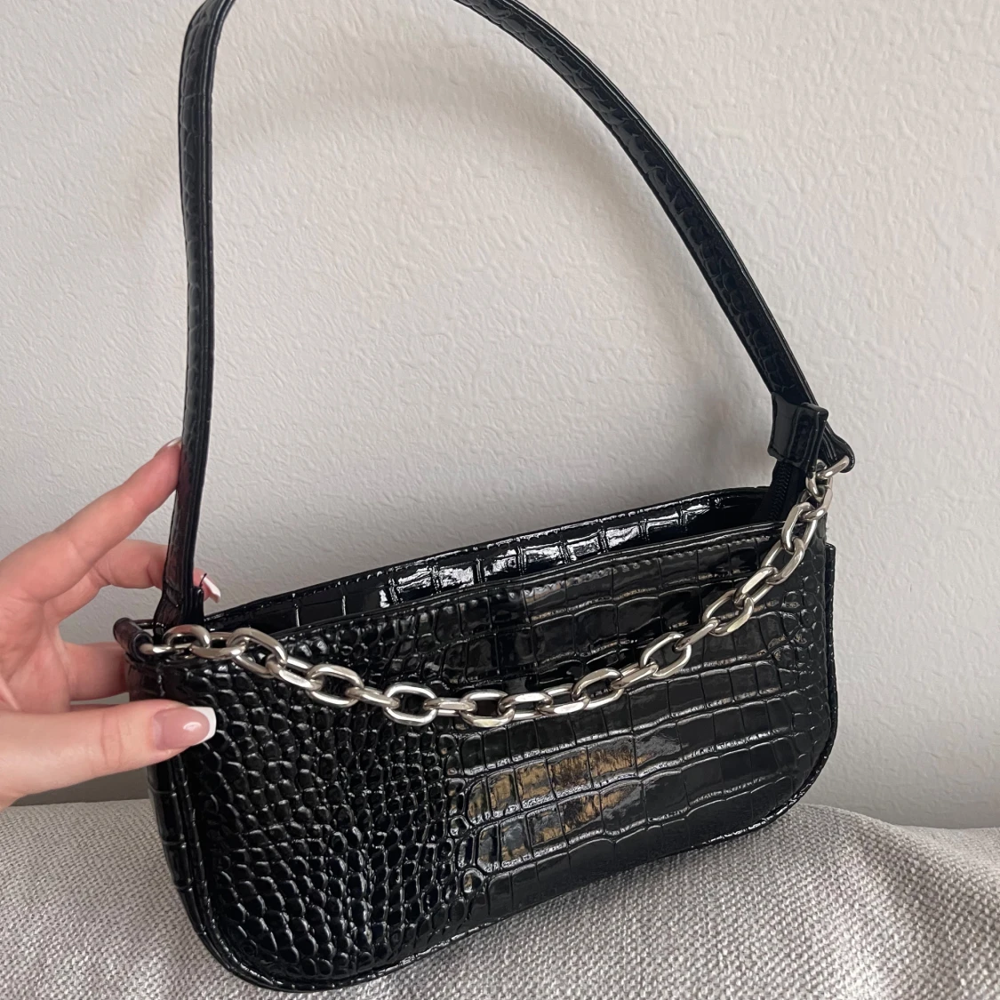 Svart axelväska med kedjedetalj - 1