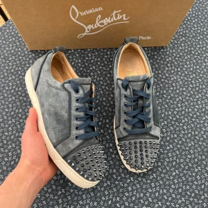 Christian Louboutin washed blue - Riktigt feta och unika skor från Christian Louboutin i färgen washed blue! Storlek 41,5 men sitter mer som 42-43. Alla tillbehör medföljer. Fint skick inga stora defekter bara lite smutsiga. Nypris 10 000kr! Mitt pris endast 3699kr!🙌mvh Simon 