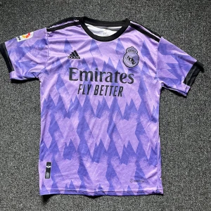 Real Madrid Tröja - Säljer Real Madrid bortatröja med Benzema 9 på ryggen. Adidas logga och klubbmärke på bröstet. Tröjan är i Storlek S och Sitter som S/M. Den är i bra skick och perfekt för träning och vardaglig användning. Hör av er vid frågor eller funderingar!