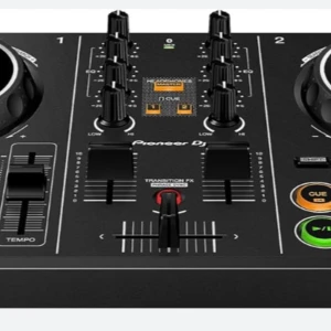 DJ-kontroller från Pioneer DJ - Säljer enkelt ny svart DJ-kontroller från Pioneer DJ med flera reglage, rattar och knappar för mixning. Kontrollen har tydliga EQ-vred, tempo-reglage och belysta knappar för cue och play. Perfekt för dig som vill mixa musik digitalt. Nypris ca 1200. 