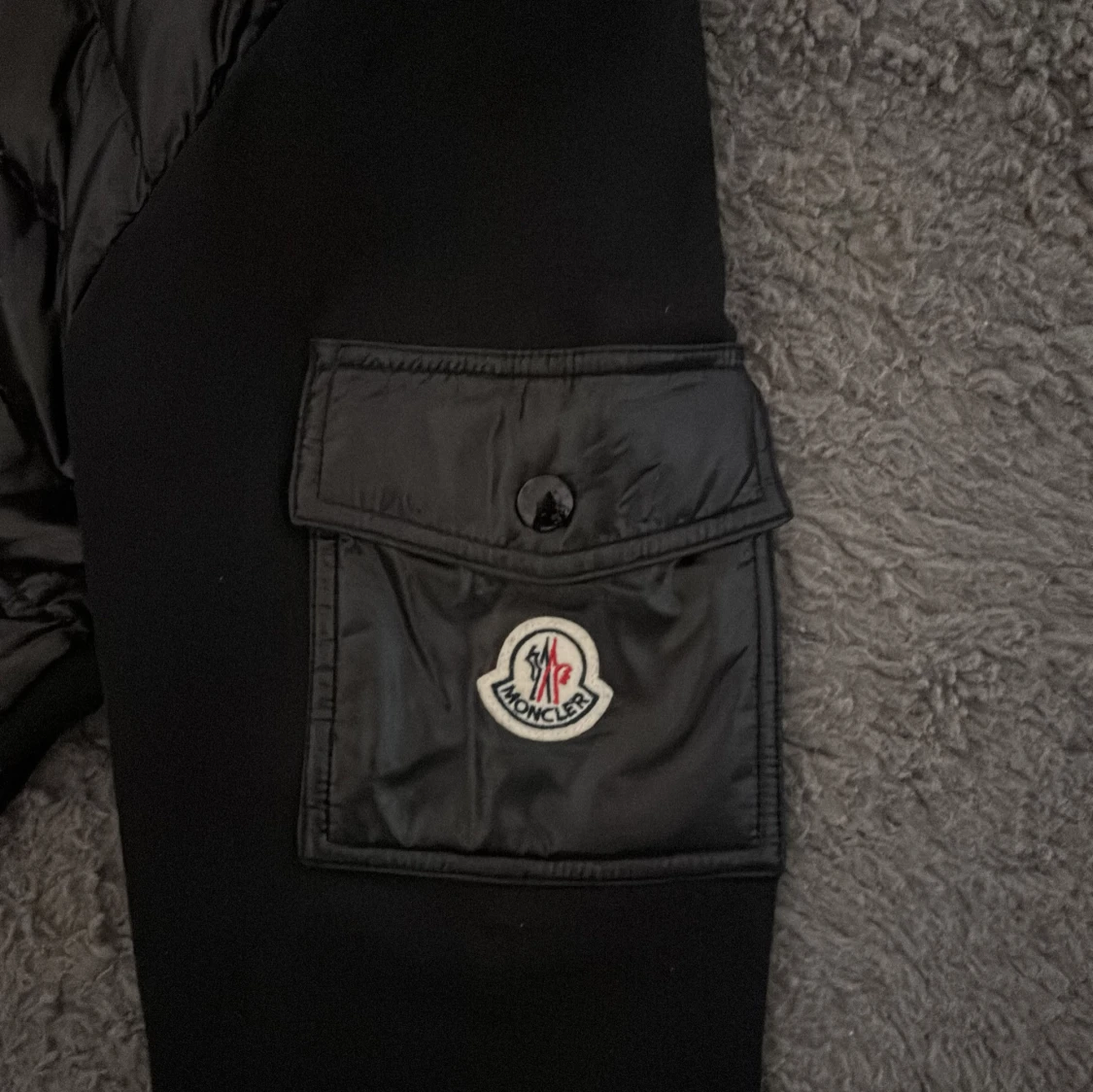 Svart pufferjacka med huva från Moncler - 1