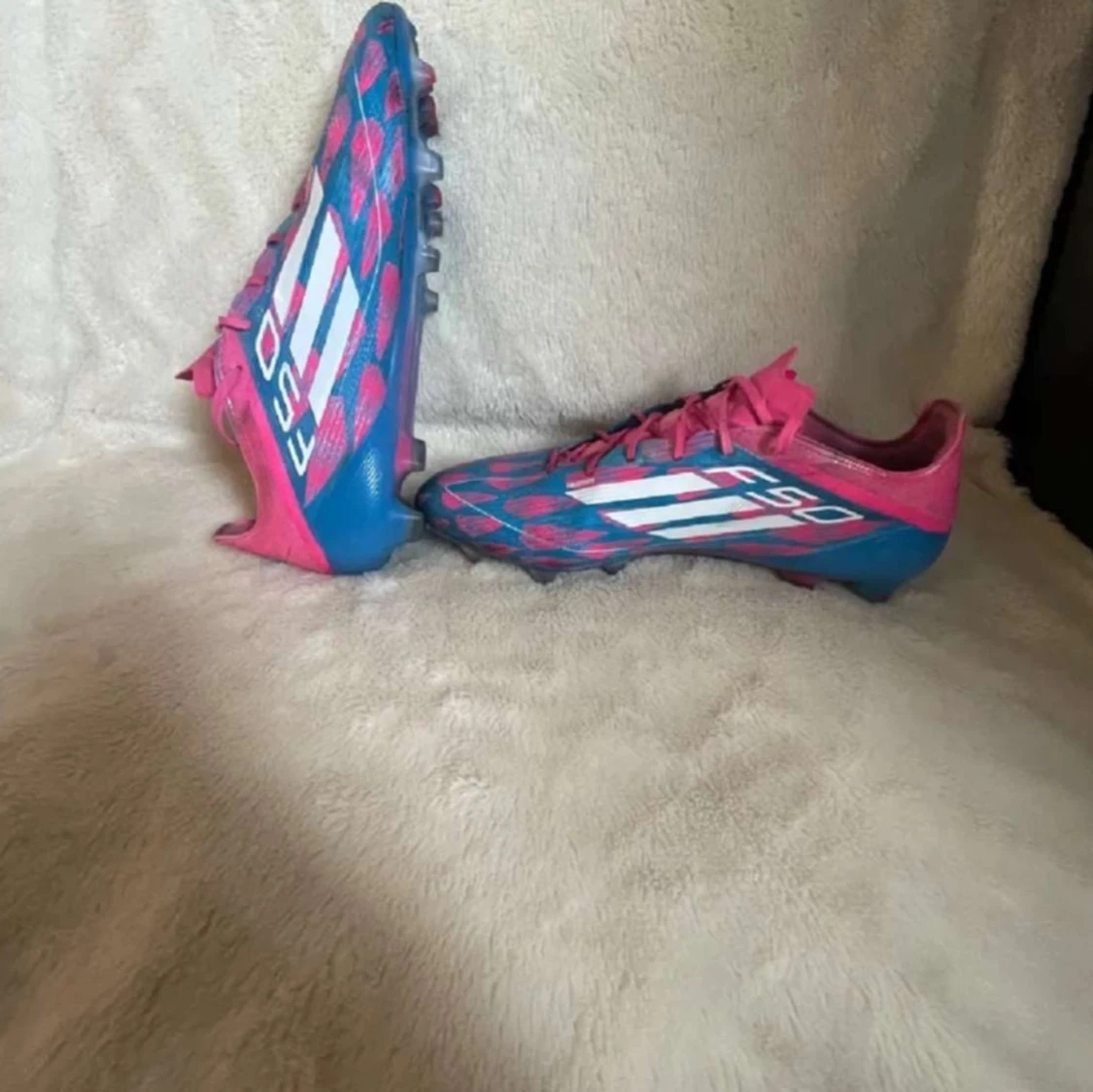 Adidas F50 fotbollsskor i blått och rosa - 1