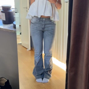 Ljusgrå jeans - Säljer ett par ljusgrå jeans från H&M (barn). Jätte snygg passform och snygga detaljer på fickorna, storlek 170