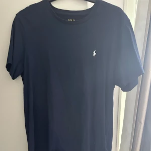 Ralph lauren tisha  - Säljer nu denna sjukt feta t shirt från ralph Lauren, säljer då den ej kommer till någon användning. Storlek M men sitter mer som en s. Perfekt nu till sommaren‼️🤗