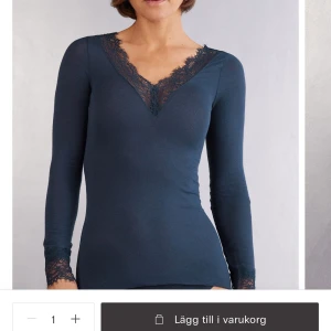 Mörkblå intimissimi - BYTE!!! Söker nån som vill byta mörkblå intimissmi spetströja mot antigen vit eller svart i storlek S! Den jag har är mörkblå i storlek S! Inge defekter knappt använd!