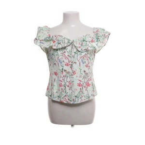 Blommig korsettopp med volang från Corset Story - Världeeeens sötaste topp/korset från Corset Story med volangdetalj vid axlarna och snörning i ryggen. Säljer då den tyvärr inte passar mig😢💞