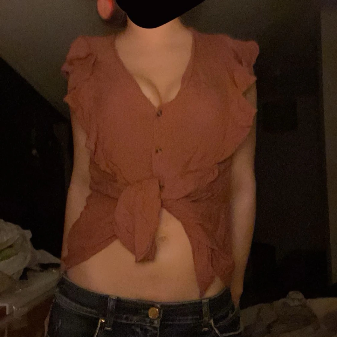 Rostrosa blus med volang - 1