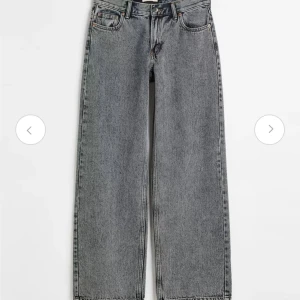 Gråa straight leg jeans - Säljer ett par gråa jeans med straight leg passform och klassisk femficksdesign. Jeansen har låg midja och raka ben. Passar till många olika outfits och är ett måste i garderoben. 😊🩷