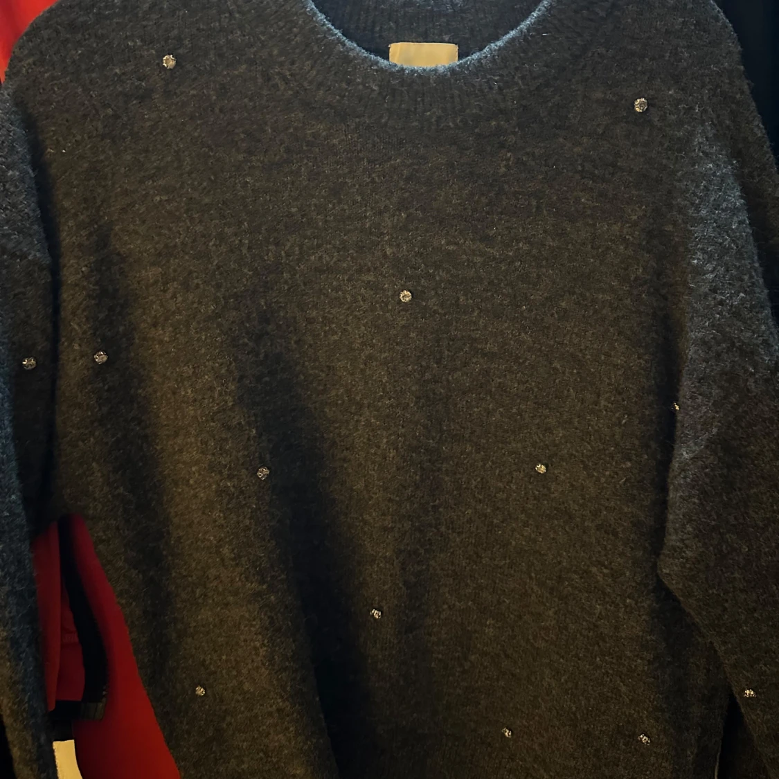 Mörkgrå stickad tröja med pärlor från H&M