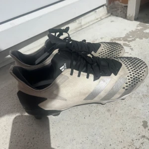 Adidas predator  - Adidas predator i storlek 41 eller 8. Riktigt bra skick och inga skador men det är lite smutsigt i bilden för har spelat med de i konstigräs.