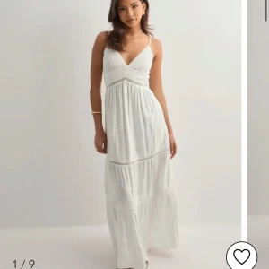 Vit långklänning med spetsdetaljer - Tänkte ha denna klänning till min skolavslutning men jag tyckte inte att den passade just mig❤️. Skriv för bilder hur den sitter på❤️