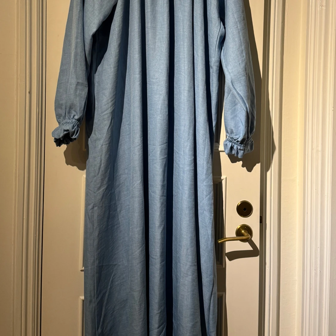 Ljusblå långklänning med bälte - 1