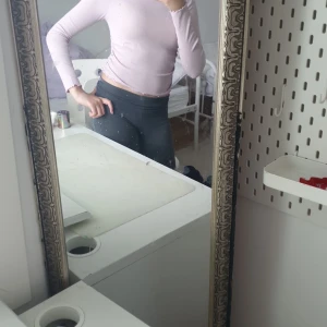 Ljuslila ribbad långärmad topp från Kappahl - Säljer en ljuslila långärmad topp från Kappahl. Tröjan är ribbad och har en croppad passform med rynkade detaljer på ena sidan. Perfekt för dig som gillar en enkel men trendig stil.