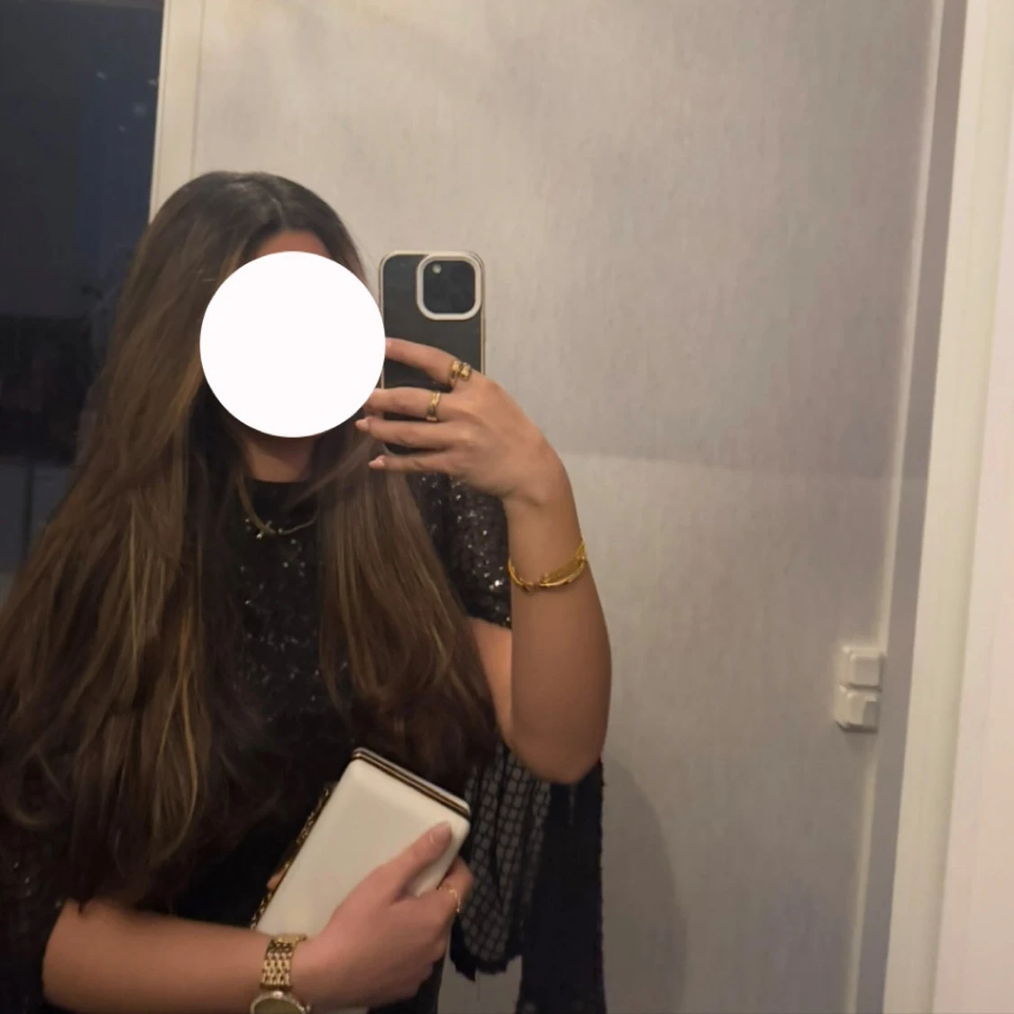 Svart glittrig långklänning med capeärmar - 2