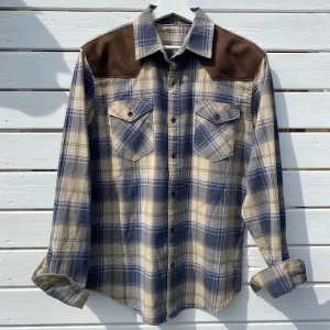 Montén skjorta - Tjena, säljer nu denna riktigt snygga skjorta som är ett sample för Montén och har sålt ut vanligtvis. Vid minsta lilla fundering så är det bara att höra av sig.   Limited Edition drop, först till kvarn