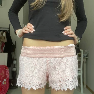 Söta Spetsshorts - Så fina rosa spetsshorts🌸💕💕💕 Midjemått ca 33cm, de är stretchiga och kan töja sig!!!