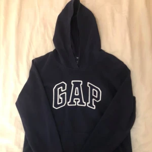 Gap Hoodie - Säljer denna tunna gap hoodien, eftersom den aldrig kommer till användning. 