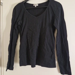 Svart tunn långärmad tröja - En vanlig svart Iångärmad tunnare tröja Använd fåtal gånger. Någon typ av broderi i fram men tyvärr svår att få på bild, ser ut att vara en snöflinga eller liknande!! Har bundlerabatt och låga priser så kolla gärna resten av mina annonser!