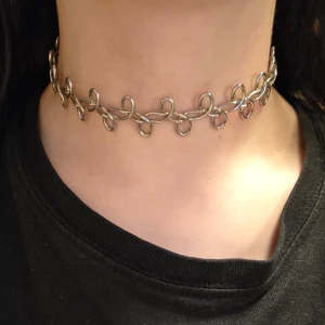 choker halsband - coolt halsband i metall med inställbar kedja. använt kanske 2 gånger. köpt på zalando, märke stradivarius. 