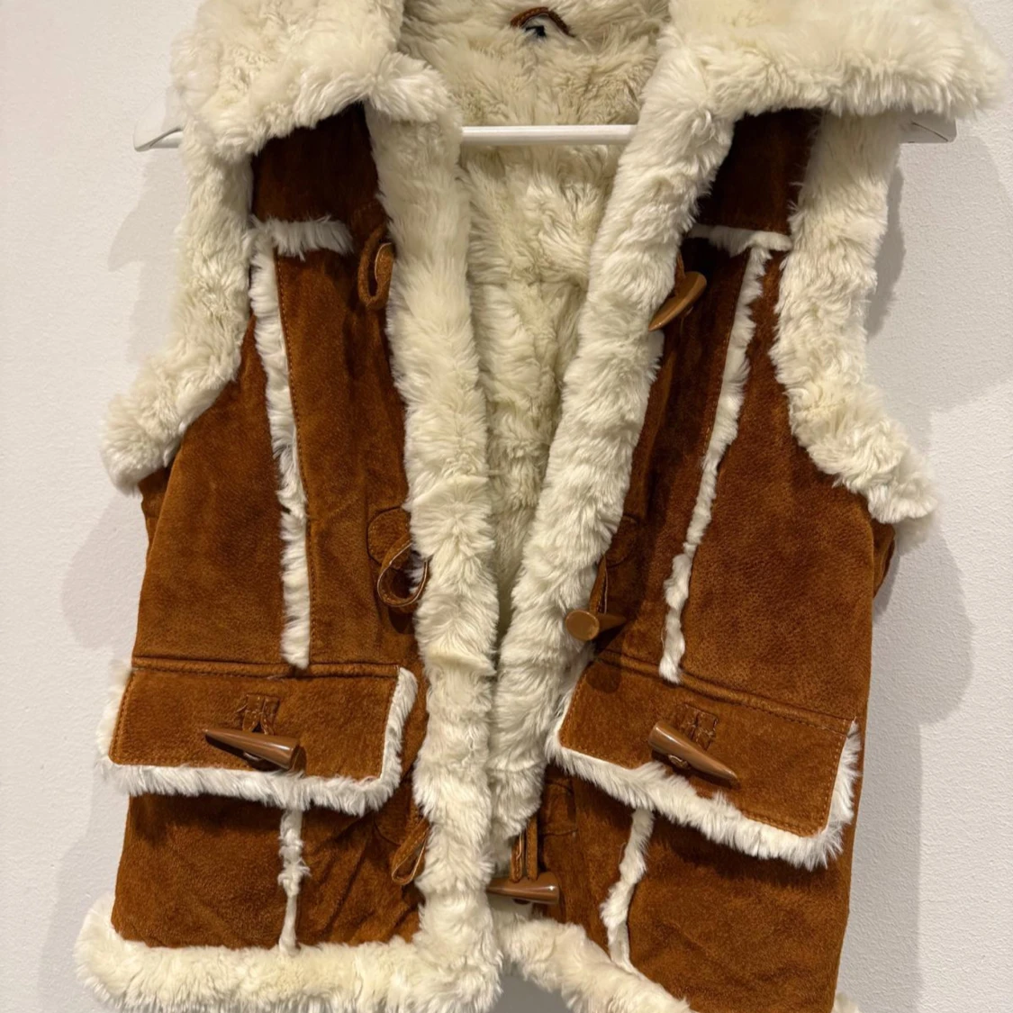 Brun pälsväst med vita detaljer
