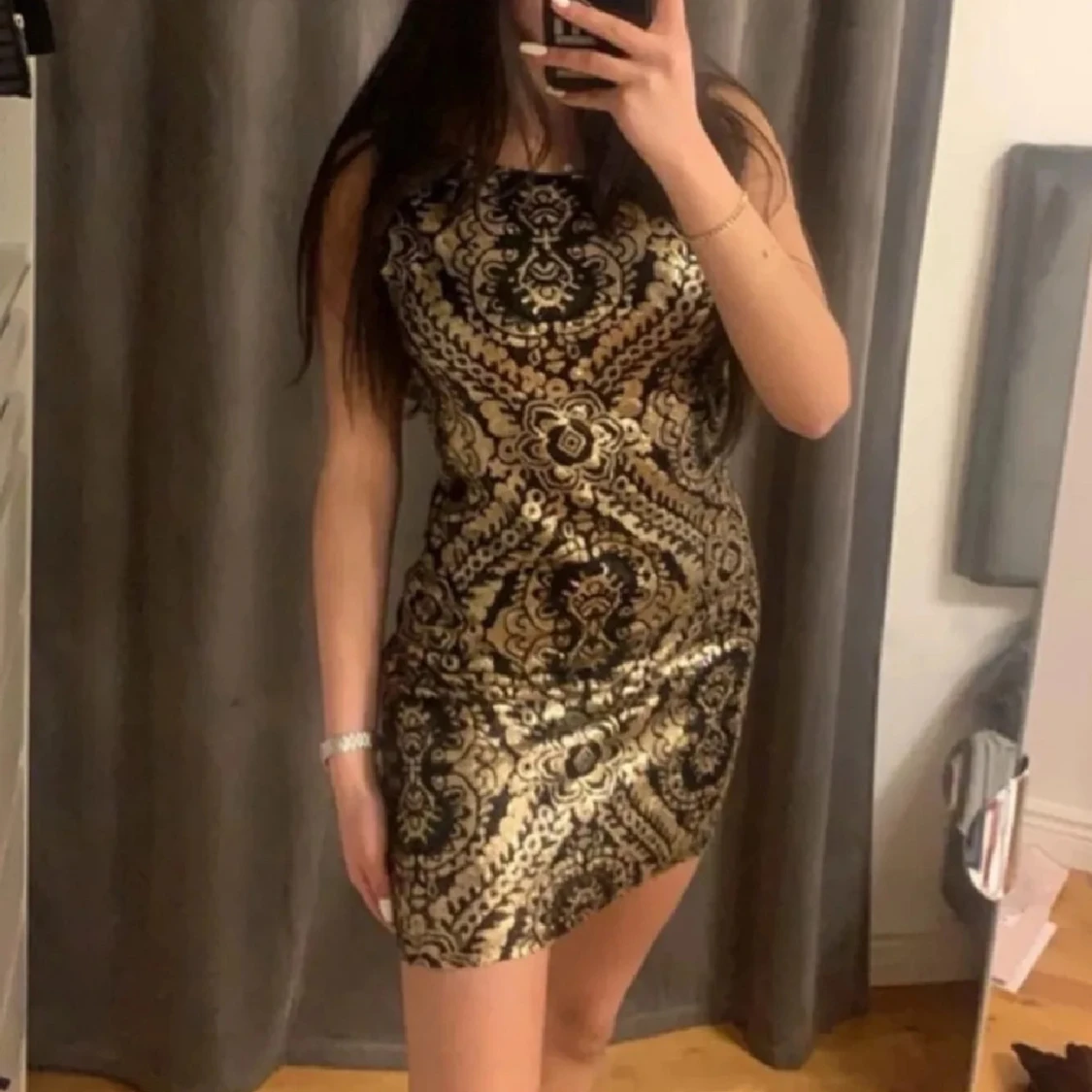 Svart och guld glittrig kortklänning