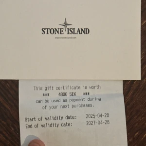 Presentkort från Stone Island värde 4800 SEK - Säljer ett presentkort från Stone Island värt 4800 SEK. Giltigt från 2025-04-28 till 2027-04-28. Perfekt för att handla kläder eller accessoarer från Stone Island. Billigare än detta kan ni inte hitta 😁