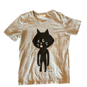 Ne-Net Nya Grey Tee - Iconic clean t-shirt from Ne-Net 🥺too smol for me unfortunately, a true archive kmrii style grail! 😍S/XS 