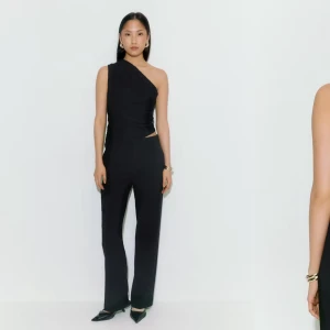 Svart oneshoulder topp - Säljer denna svarta toppen från Gina, säljer pågrund av att den aldrig kommit till användning. Helt ny