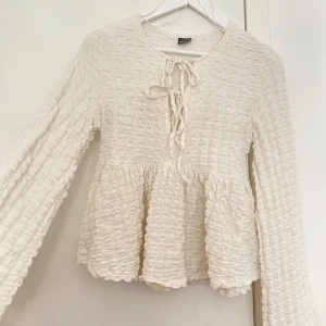 Volangtröja - Supersöt vit volang blus! Endast använda 2 gånger så den är i väldigt fint skick! Perfekt nu för sommaren