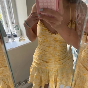 Gul klänning - Populär klänning från Zara som inte går att köpa längre, så din inför sommaren och aldrig använd💛💛