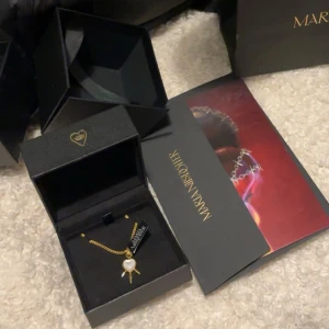 Maria Nilsdotter halsband - Maria Nilsdotter halsband!! Helt nytt och knappt använt! Allt medföljer, box etc, har även kvittot kvar om man vill ha bevis på äkthet! Säljer pga det inte används💞💞