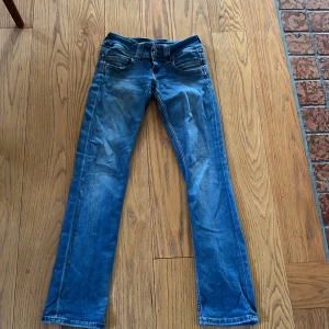 Blå jeansbyxor från Pepe Jeans - Jätte fina lågmidjade jeans från Pepe jeans i modellen Venus. Nypris var 999kr, priset kan diskuteras.