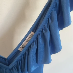 Zara klänning  - Skön känsla på tyget, baddräkts kvalite 