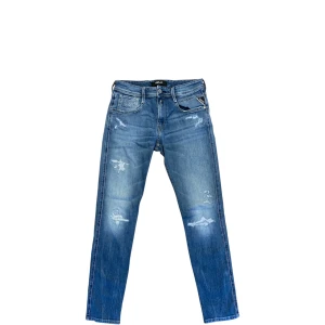 Replay Jeans Ljusblå - Säljer just nu dessa feta jeans från Replay! De är snygga och stilrena med feta detaljer 🙌 Storlekarna är W29 och L32. Skriv gärna i DM vid eventuella frågor.