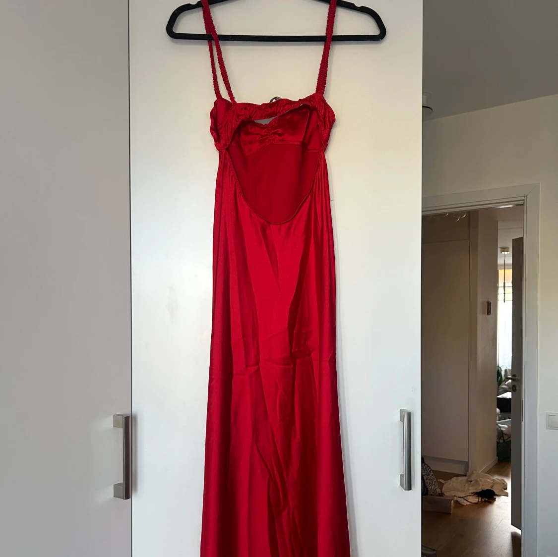 Röd långklänning med smala axelband - 1