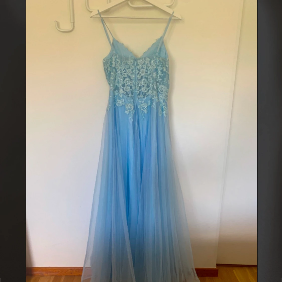 Ljusblå långklänning med spets och tyll - 1