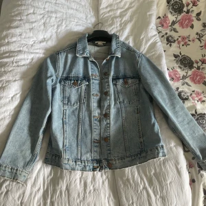 Ljusblå jeansjacka  - Säljer en klassisk ljusblå jeansjacka från Monki i storlek XS. Perfekt nu till sommaren och enkel att styla till olika outfits. Superbra skick💕