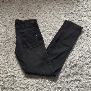 Replay anbass jeans - Säljer ett par svarta replay anbass storlek 32! Anbass skylten har lossnat men jeansen är i ett mycket bra skick!